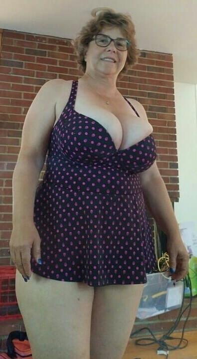 20P Mature ladies braless cleavage pokies 110