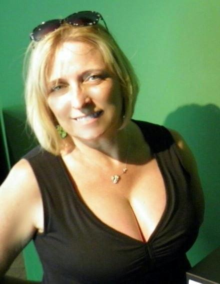 20P Mature ladies braless cleavage pokies 110
