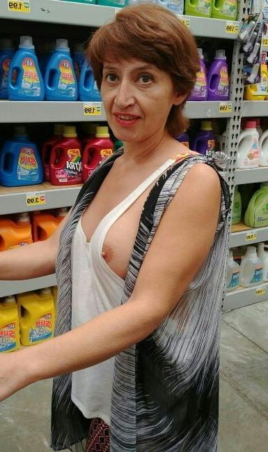 20P Mature ladies braless cleavage pokies 110