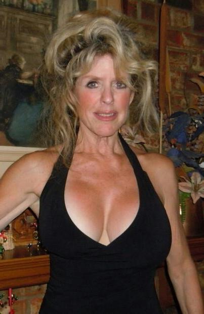 20P Mature ladies braless cleavage pokies 110