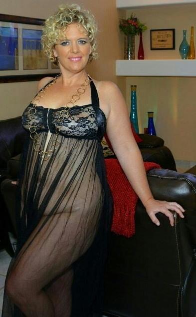 20P Mature ladies braless cleavage pokies 110