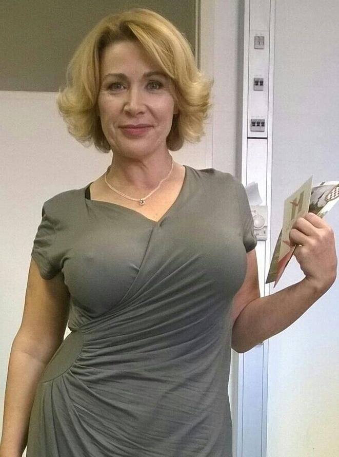 20P Mature ladies braless cleavage pokies 110