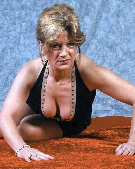 20P Mature ladies braless cleavage pokies 110