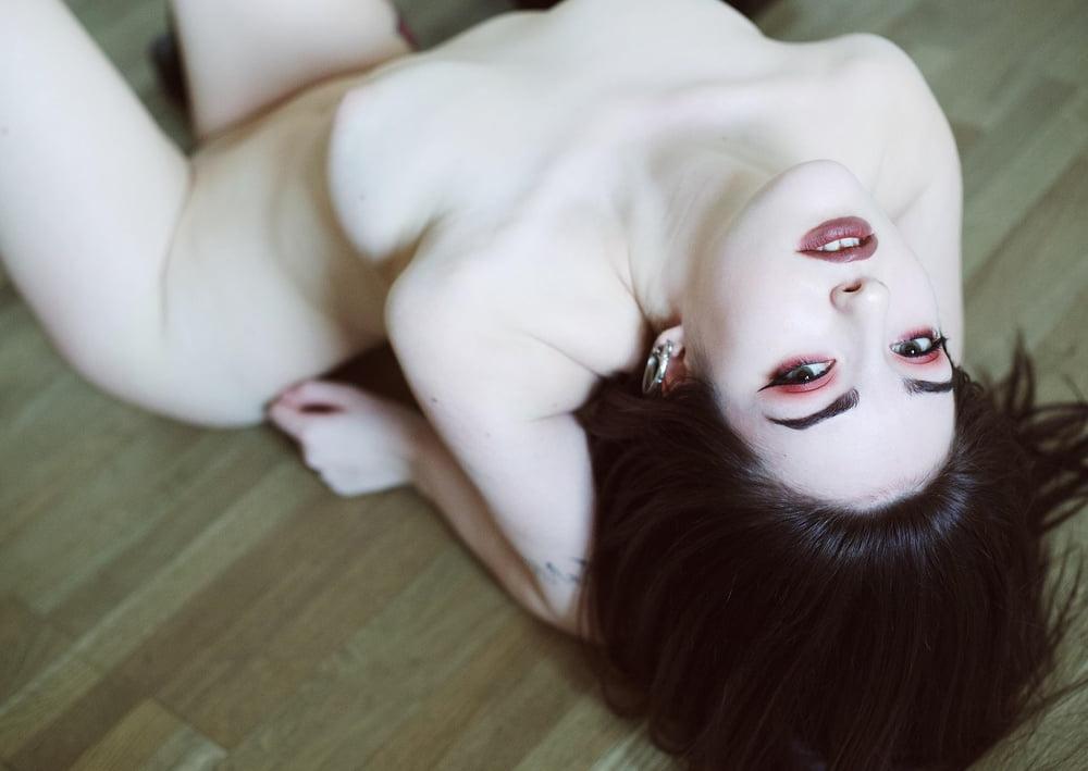 25P Sexy Goth Babe's Hot Tits