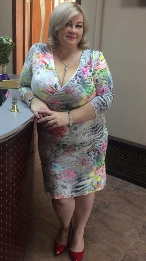 20P Mature ladies braless cleavage pokies 108