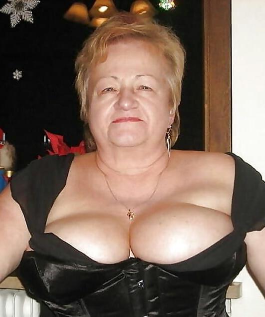 20P Mature ladies braless cleavage pokies 108