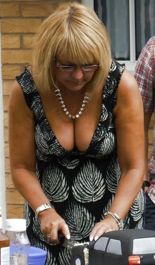 20P Mature ladies braless cleavage pokies 108