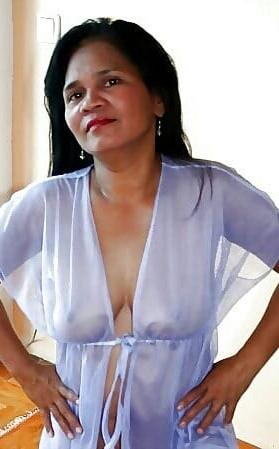 20P Mature ladies braless cleavage pokies 108