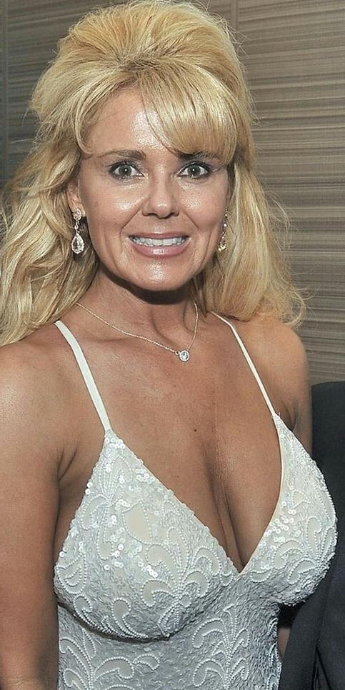20P Mature ladies braless cleavage pokies 108