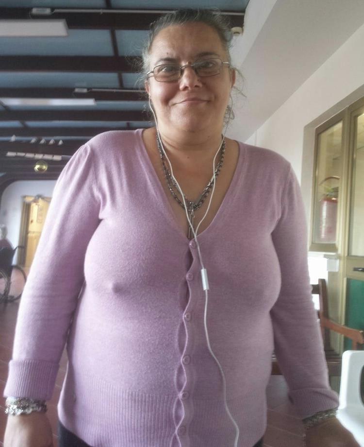 20P Mature ladies braless cleavage pokies 108