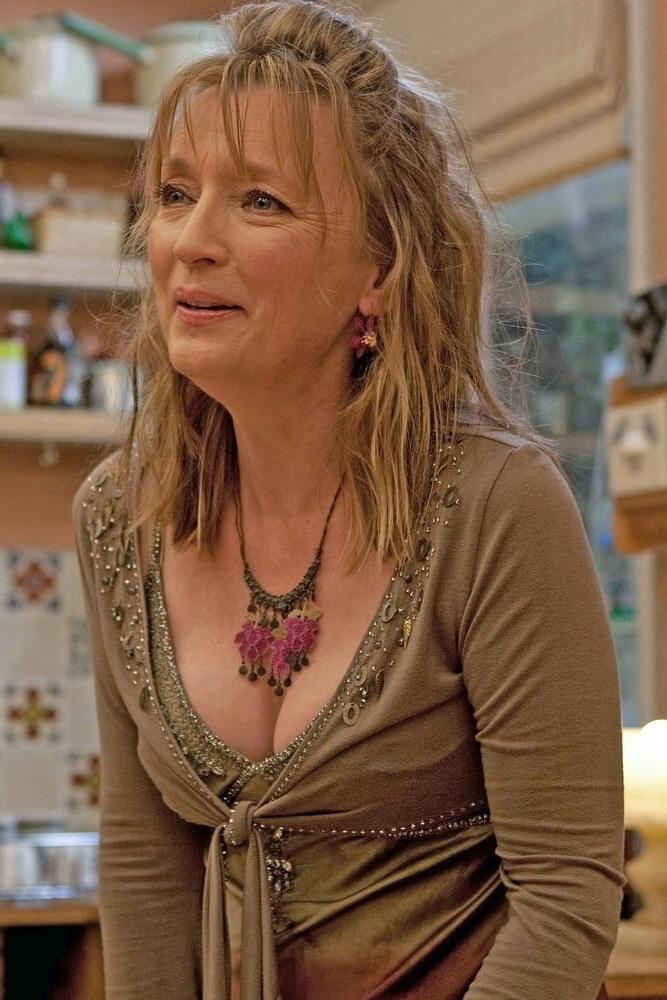 20P Mature ladies braless cleavage pokies 108