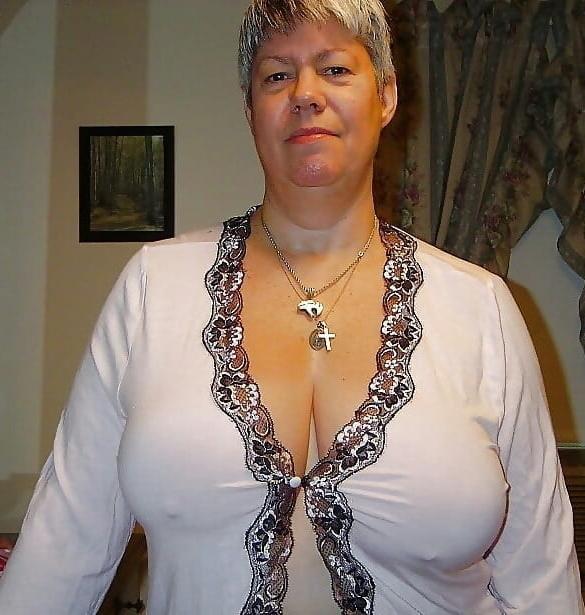 20P Mature ladies braless cleavage pokies 108