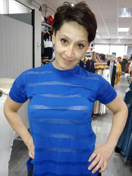 20P Mature ladies braless cleavage pokies 108