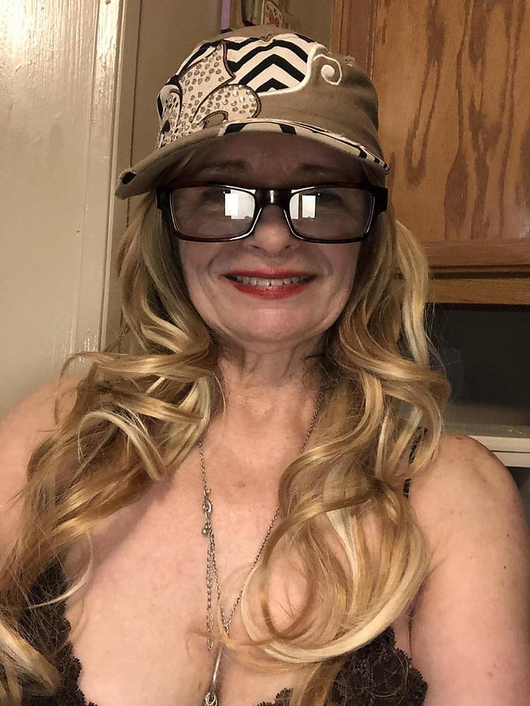 25P Granny Cleavage 123