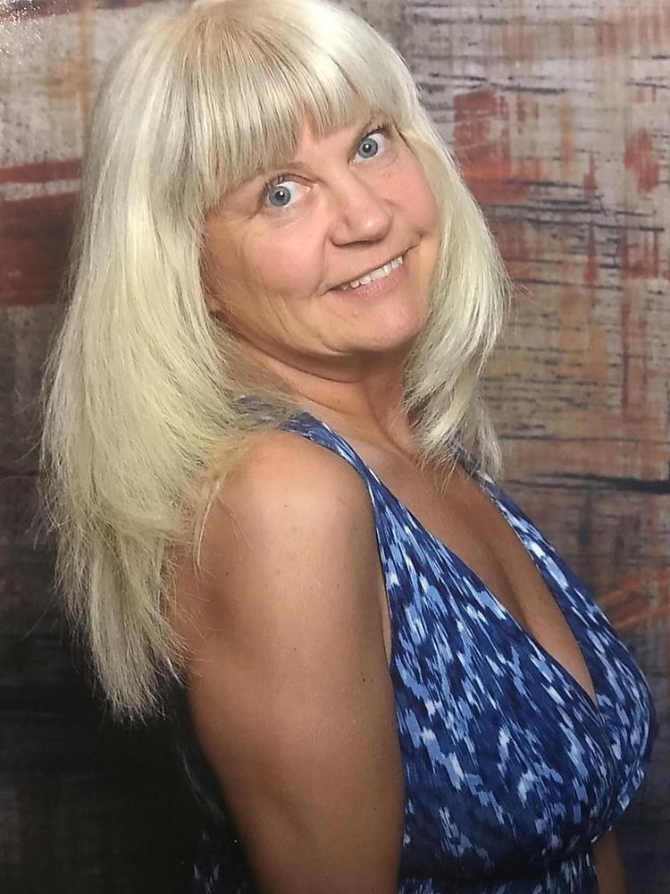 25P Granny Cleavage 123