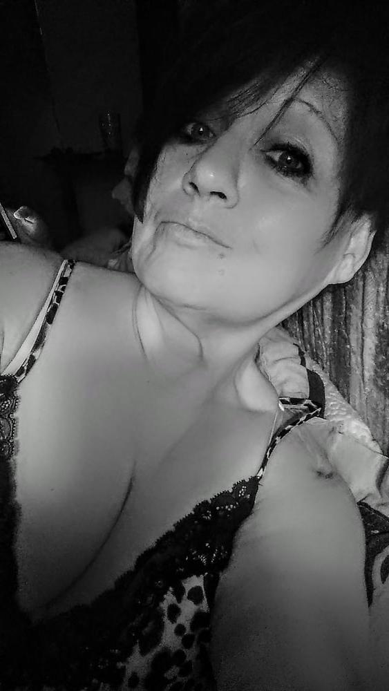 25P Granny Cleavage 123