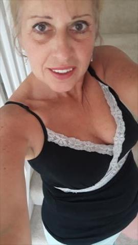 25P Granny Cleavage 123