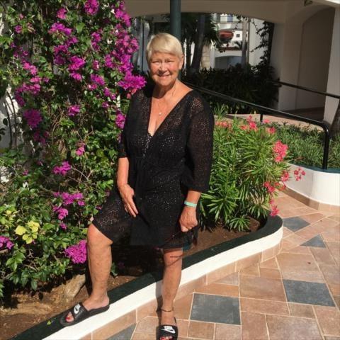 25P Granny Cleavage 123