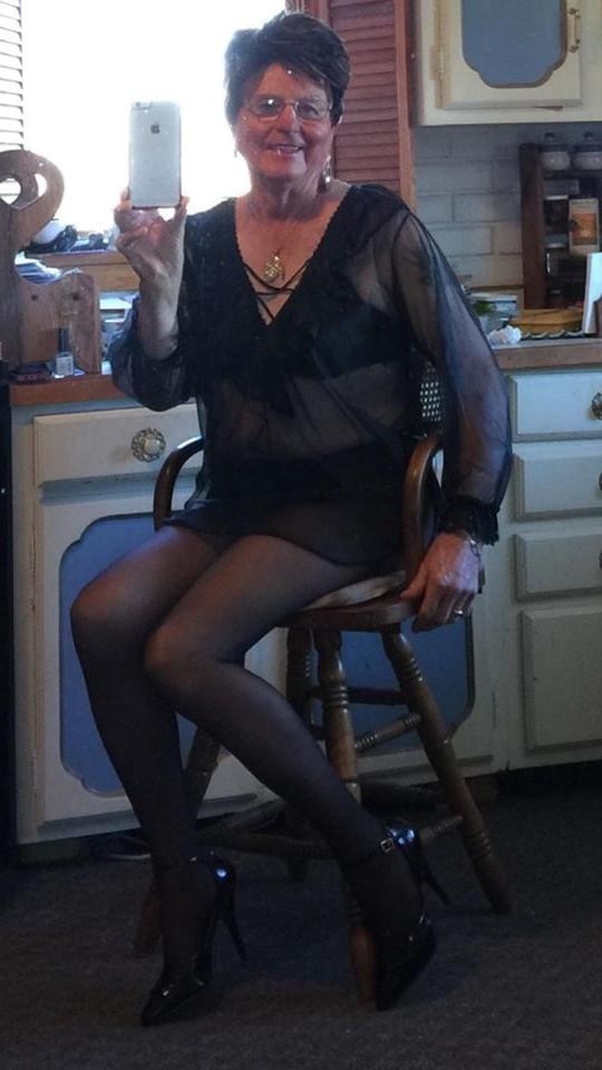 25P Granny Cleavage 123