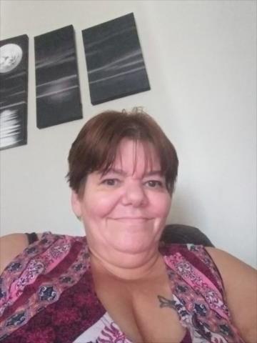 25P Granny Cleavage 123