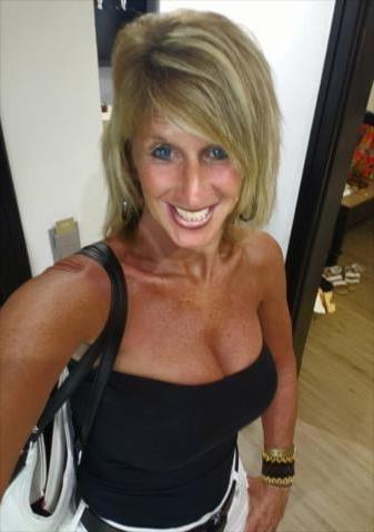 25P Granny Cleavage 123