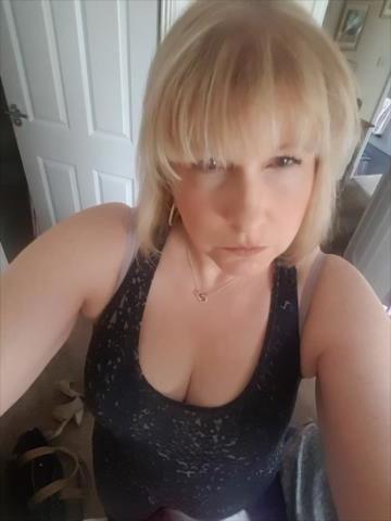 25P Granny Cleavage 20