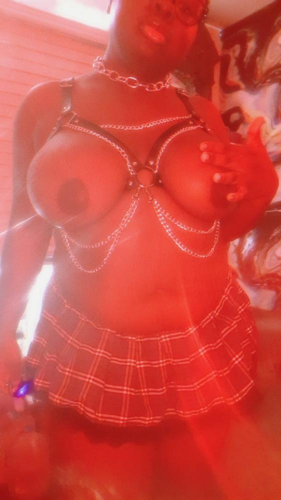 25P roxie in red