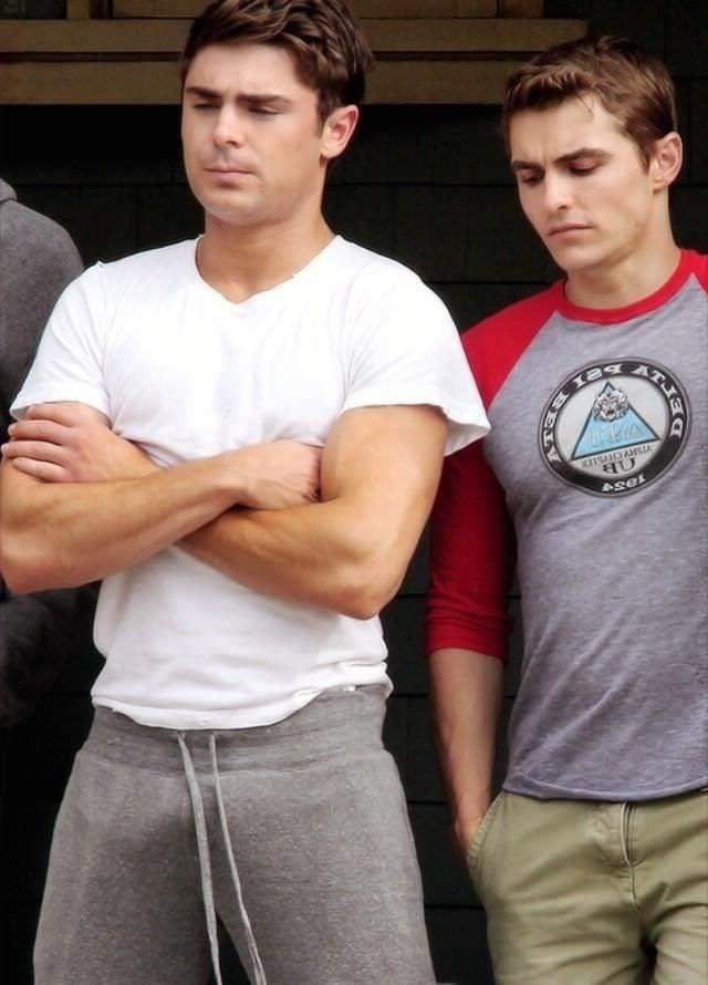 25P Male celeb Zac Efron various shirtless and sexy photos