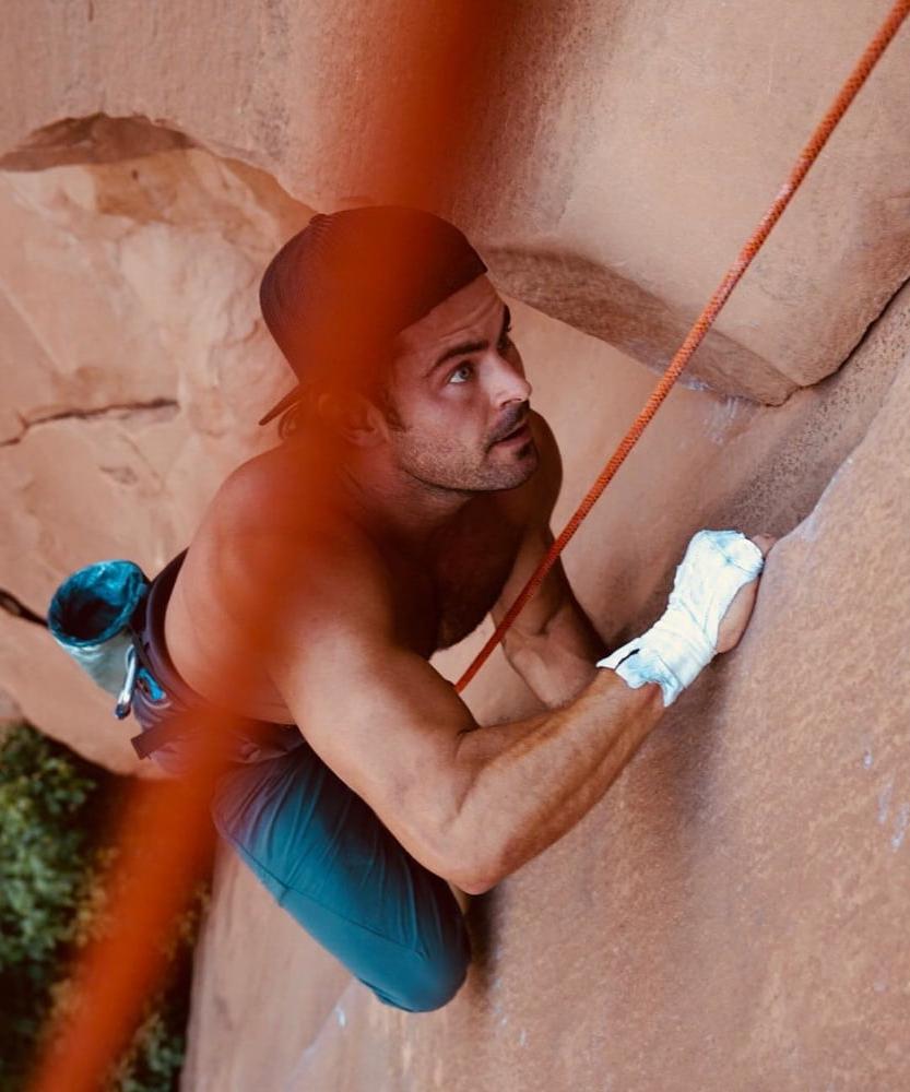 25P Male celeb Zac Efron various shirtless and sexy photos