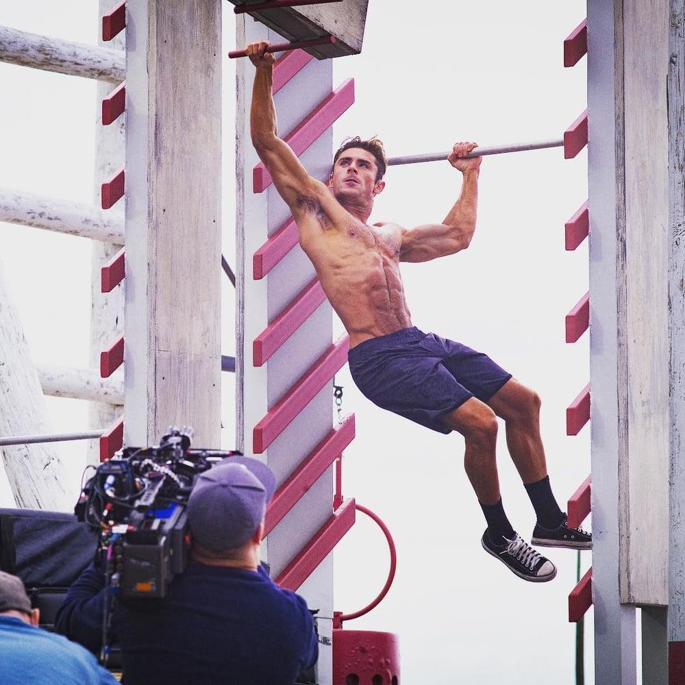 25P Male celeb Zac Efron various shirtless and sexy photos