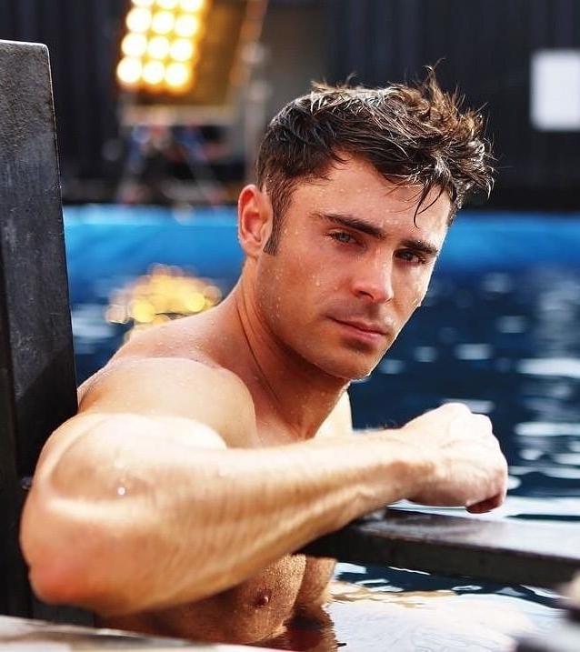 25P Male celeb Zac Efron various shirtless and sexy photos