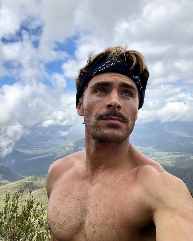 25P Male celeb Zac Efron various shirtless and sexy photos