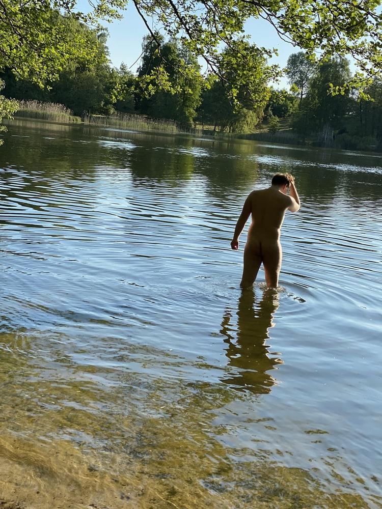25P Nackt am See