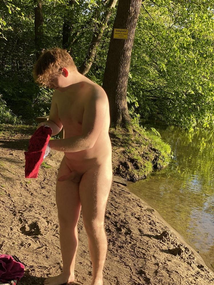25P Nackt am See