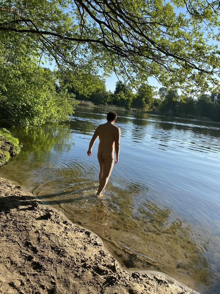 25P Nackt am See