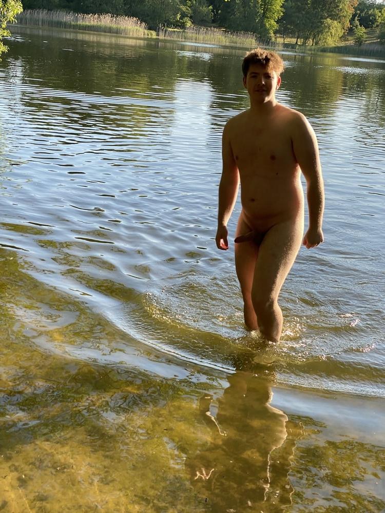 25P Nackt am See