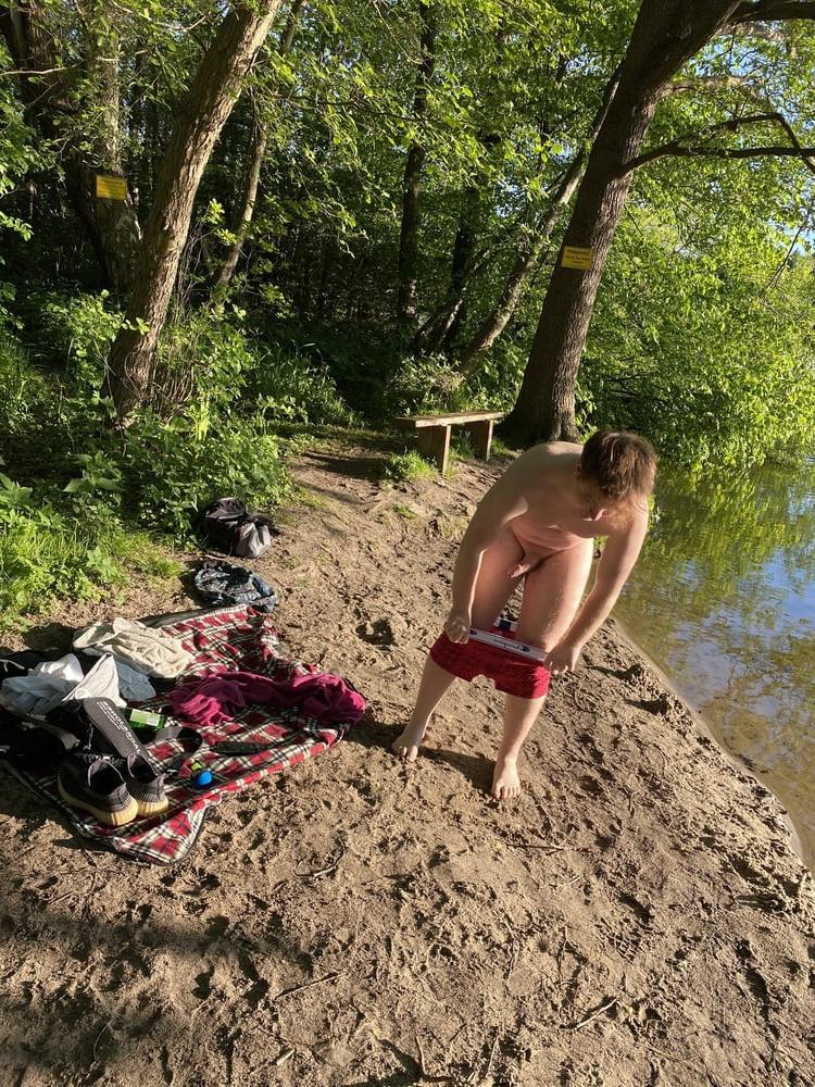 25P Nackt am See