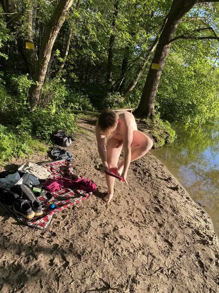 25P Nackt am See