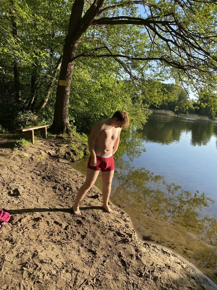 25P Nackt am See