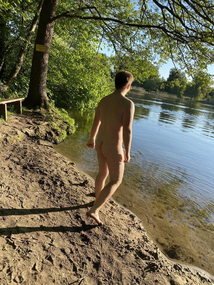 25P Nackt am See