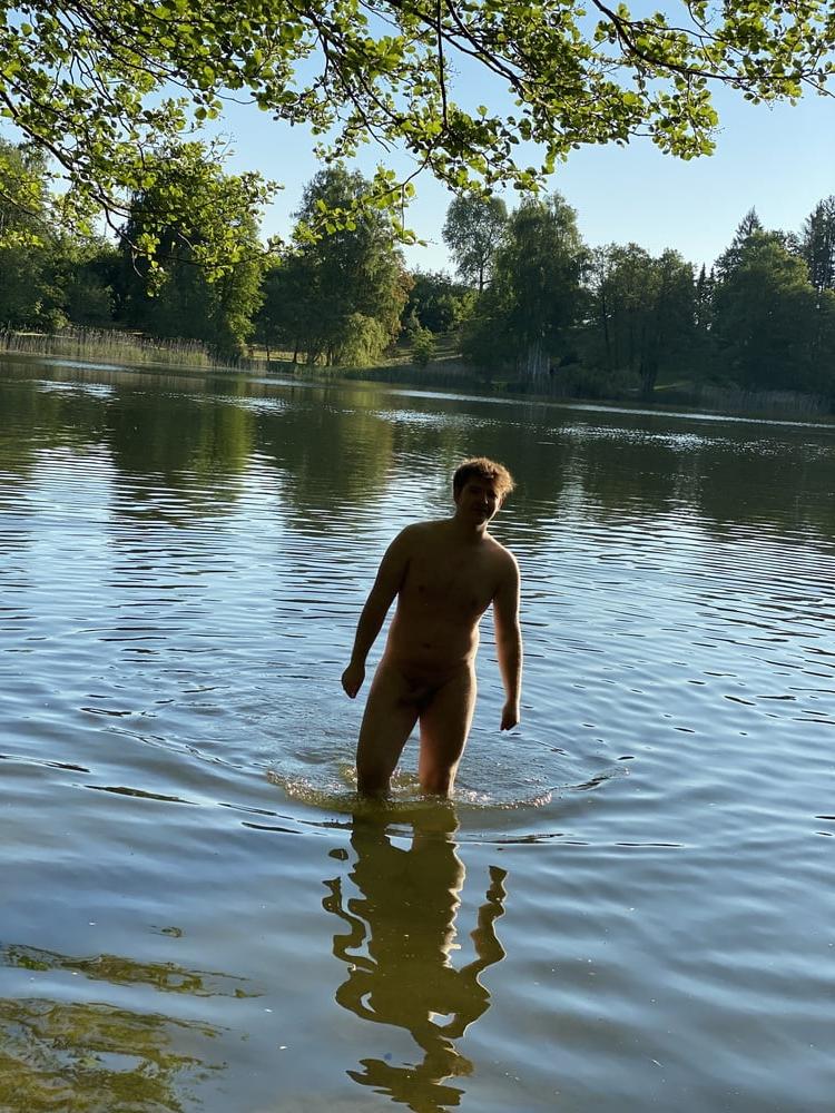 25P Nackt am See