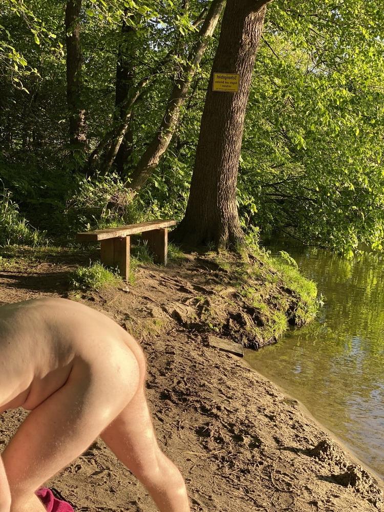 25P Nackt am See
