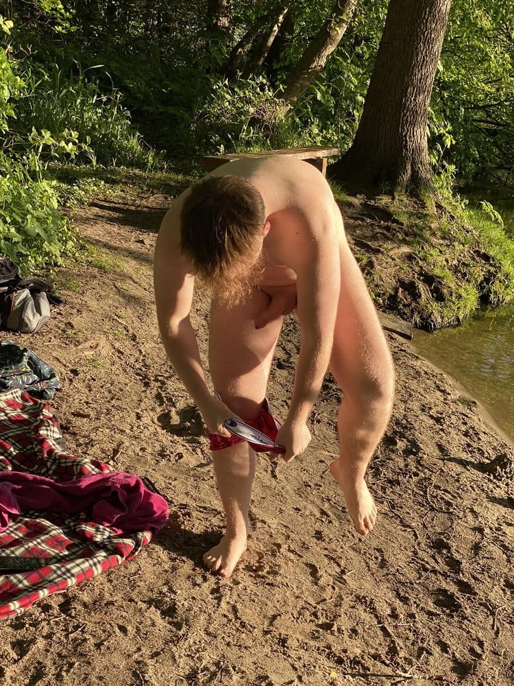 25P Nackt am See
