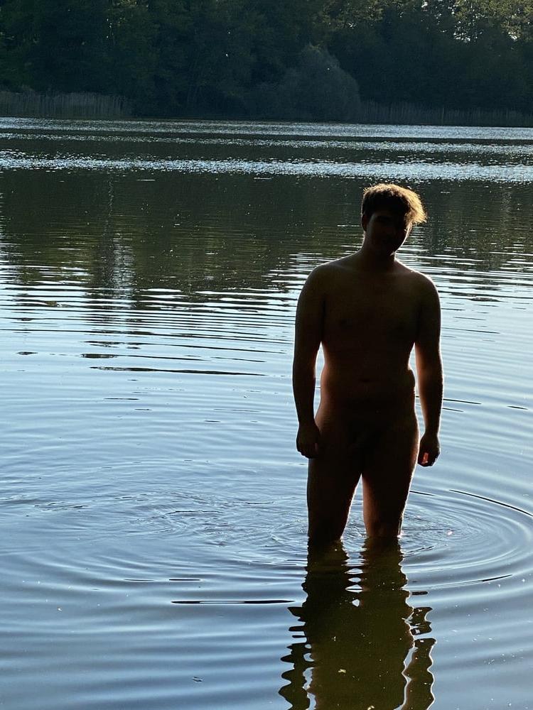 25P Nackt am See