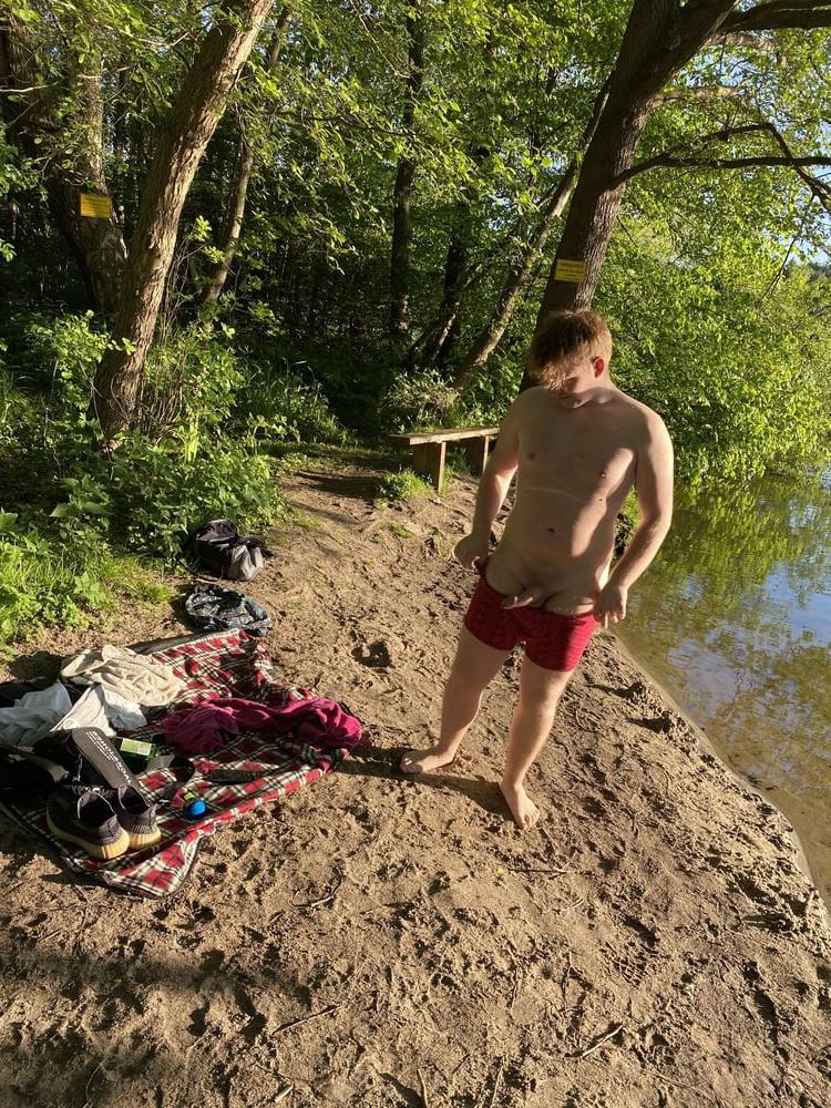 25P Nackt am See