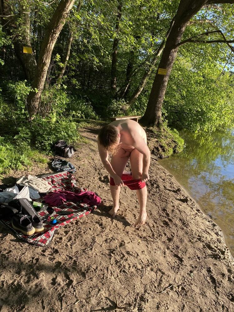 25P Nackt am See