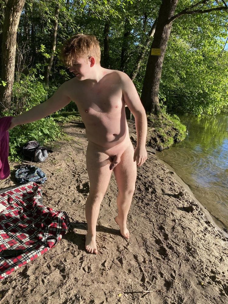 25P Nackt am See