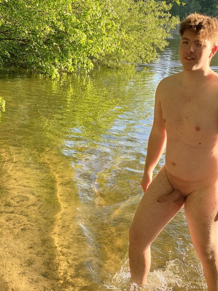 25P Nackt am See