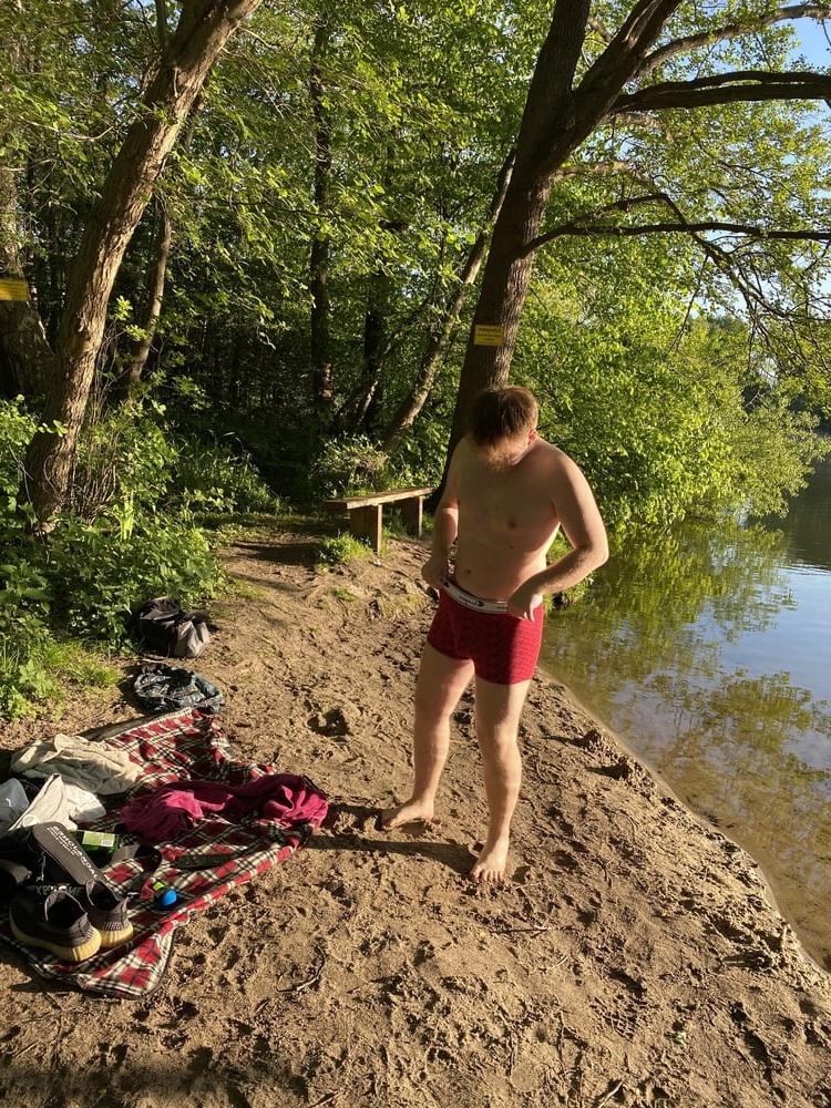 25P Nackt am See