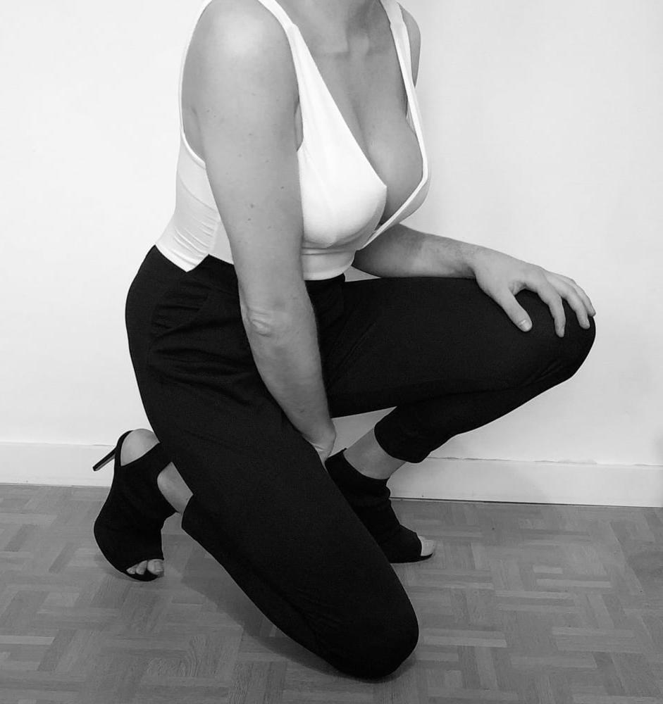 4P Black &amp; white jumpsuit huge cleavage